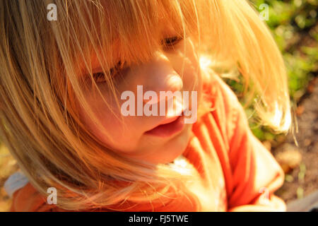 Little Boy nella luce della sera, ritratto, Germania Foto Stock