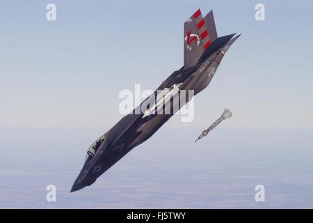 Stati Uniti Navy F-35C Lightning II stealth fighter carrier variante entra in un 45-grado dive la caduta di una GBU-12 Paveway II laser-guidato smart bomb durante un test di armi 19 febbraio 2016 vicino a NAS Patuxent River, Maryland. Foto Stock