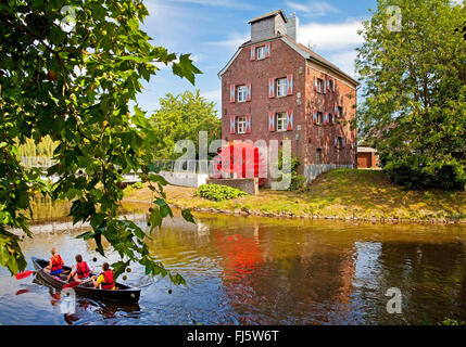 Canoa al mulino ad acqua Susmuehle sul fiume Niers, in Germania, in Renania settentrionale-Vestfalia, Basso Reno, Goch Foto Stock