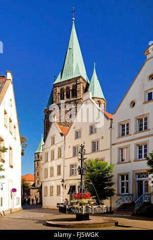 St Laurentius la chiesa e la piazza del mercato, in Germania, in Renania settentrionale-Vestfalia, Muensterland, Warendorf Foto Stock