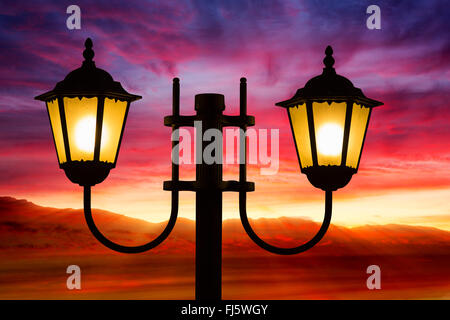 Sunset over Loughrigg da Ambleside nel Parco Nazionale del Distretto dei Laghi, Cumbria, Regno Unito. Foto Stock