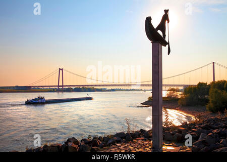 Scultura sulla riva del Reno, nave da trasporto e ponte in background, in Germania, in Renania settentrionale-Vestfalia, Basso Reno, Emmerich Foto Stock