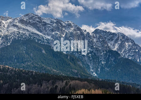 Il pittoresco paesaggio alpino con montagne innevate nella gamma Piatra Craiului National Park, Romania. Le destinazioni di viaggio, turiste Foto Stock