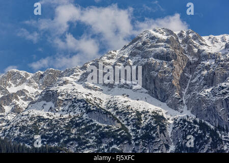 Paesaggio alpino con neve montagna ripida cresta nell'Piatra Craiului National Park, Romania. Foto Stock