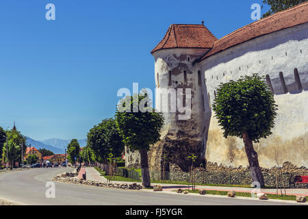 PREJMER, Brasov, Romania - 8 giugno 2015: Il Prejmer chiesa fortificata, costruita dai Cavalieri Teutonici nel 1212-1213, parte della villa Foto Stock