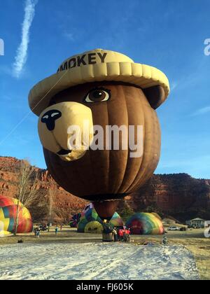 Un gigante in mongolfiera ad aria calda di Smokey Bear è pronto a salire durante la seconda annuale di palloncini & Tunes Roundup Febbraio 19, 2016 in Kanab, Utah. Foto Stock