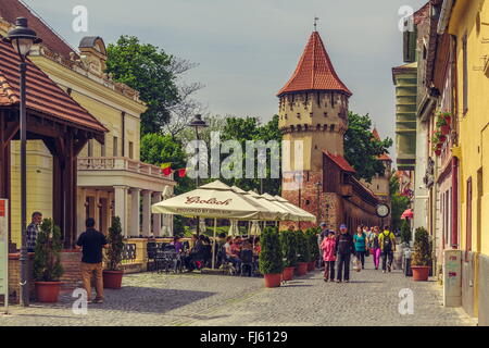 SIBIU, Romania - 06 Maggio 2015: persone non identificate vagare lungo il medievale muro di difesa e carpentieri torre in Sibiu cit Foto Stock