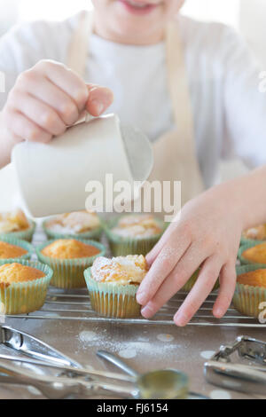 Un bambino cottura di torte. Foto Stock