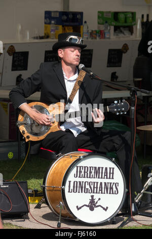 Artista musicale chitarrista Geremia Longshanks a Eastbourne SteamPunk Festival in 2014, Eastbourne, East Sussex, Inghilterra Foto Stock