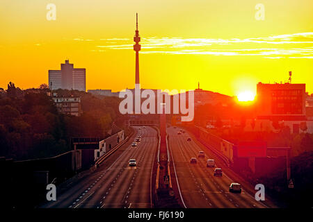 Autostrada A 40 all'alba con Florian Tower e Westfalenhallen Dortmund, Germania, il Land Renania settentrionale-Vestfalia, la zona della Ruhr, Dortmund Foto Stock