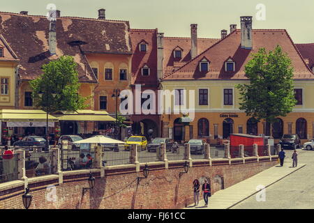 SIBIU, Romania - 06 Maggio 2015: persone non identificate visitare il piccolo quadrato, la seconda piazza fortificata nel medioevo a superiore Foto Stock