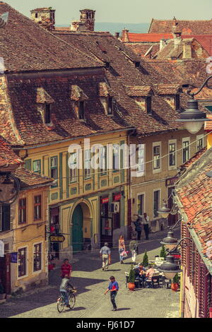 SIBIU, Romania - 06 Maggio 2015: persone non identificate passeggiare lungo le strade di ciottoli nel medioevo la città bassa della città vecchia di Foto Stock