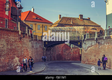 SIBIU, Romania - 13 November, 2015: turisti passeggiare lungo il lateralmente sotto il ponte di bugie, costruito nel 1859, il primo wrough Foto Stock