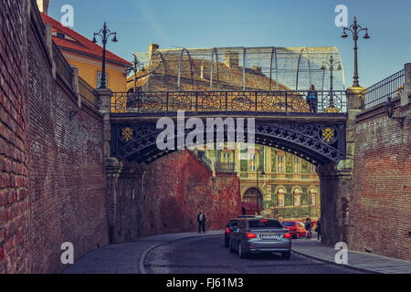 SIBIU, Romania - 13 November, 2015: Il ponte di menzogne che collega la piccola piazza con Huet Square a Sibiu. Costruito nel 1859, Foto Stock