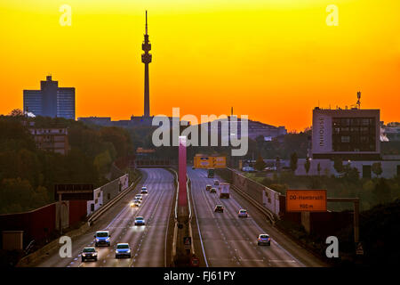Autostrada A 40 prima del sorgere del sole con Florian Tower e Westfalenhallen Dortmund, Germania, il Land Renania settentrionale-Vestfalia, la zona della Ruhr, Dortmund Foto Stock