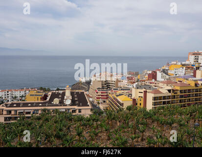 Oceano Atlantico e dell'isola di Gomera è avvolta nella nebbia, panorama da Puerto Santiago sulla costa occidentale di Tenerife Spagna Foto Stock