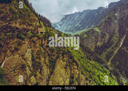 Maestoso scenario di montagna lungo la famosa strada Transfagarasan in montagna Fagaras, Romania Foto Stock