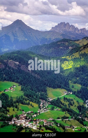 Monte Poro (sinistra) e Settsass gruppo (a destra), l'Italia, Alto Adige, Dolomiti Foto Stock