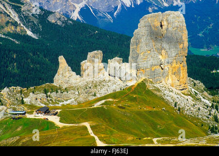 Le Cinque Torri und Rifugio Cinque Torri, Italia, Alto Adige, Dolomiti Foto Stock