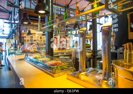 Bar in San Miguel mercato. Madrid, Spagna. Foto Stock