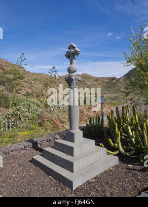 Santiago croce pellegrina in Valle de Arriba vicino a Santiago del Teide Tenerife Canarie Spagna vicino a la Ermita Foto Stock