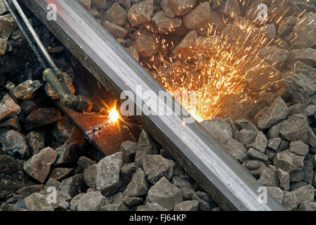 Il taglio di binari ferroviari con un cannello, Germania Foto Stock