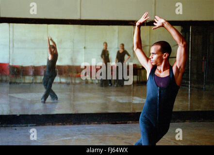 Cubano ballerino di danza Ismael Hernandez, ballerino al Teatro Nacional de la Habana, formazione di fronte pier specchio., Cuba Foto Stock