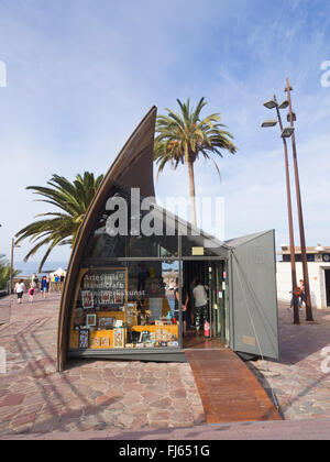 Architettura del divertimento, pavilion vendita locale arti e mestieri sul Troya spiaggia di Playa Las Americas Tenerife Isole Canarie Spagna Foto Stock