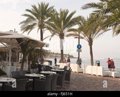 Posti a sedere all'aperto in un bar sul lungomare di Playa Las Americas Tenerife Isole Canarie Spagna Foto Stock