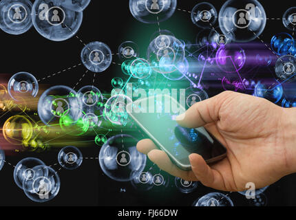 Smart phone concetto, social media illustrazione - mano che tiene il telefono cellulare con il collegamento in rete di persone al di sopra dei display Foto Stock