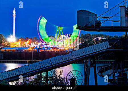 Illuminato Kirmes Cranger, il più grande parco di divertimenti della Renania settentrionale-Vestfalia, vicino al Canal Rhine-Herne di sera, in Germania, in Renania settentrionale-Vestfalia, la zona della Ruhr, Herne Foto Stock