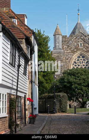 Strada di ciottoli di proprietà del periodo che conduce alla Chiesa Parrocchiale di Maria Vergine, nella segale, East Sussex, Inghilterra Foto Stock