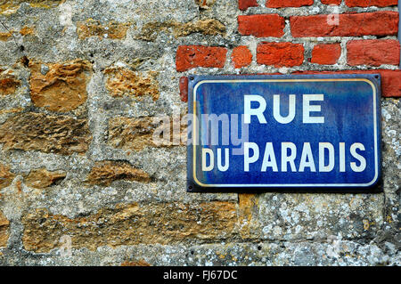 Francese street nome sign, via del paradiso, Francia, Normandia, Dpartement Calvados, Beaumont-en-Auge Foto Stock