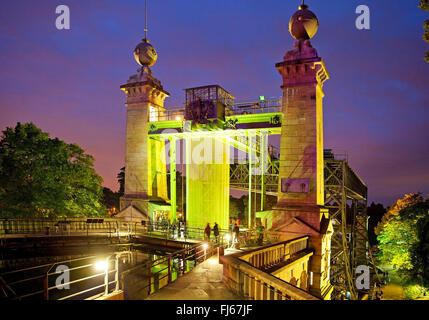 Illuminata Henrichenburg boat lift, in Germania, in Renania settentrionale-Vestfalia, la zona della Ruhr, Waltrop Foto Stock