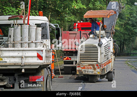 Lavori stradali con macchina fresatrice, Germania Foto Stock