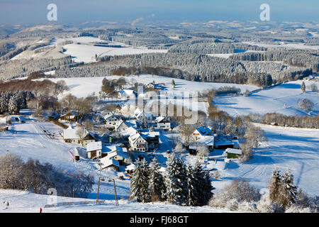 Insediamento Wildewiese nel paesaggio innevato, in Germania, in Renania settentrionale-Vestfalia, Sauerland, Sundern Foto Stock