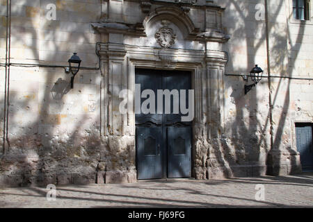 Le pareti della chiesa nella città vecchia pockmarked con fori di proiettile dalla Spaish Guerra civile quando è stato usato come un sito di esecuzione bar Foto Stock