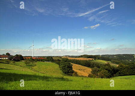 Scenario di campo e il vento ruota in estate, in Germania, in Renania settentrionale-Vestfalia, Bergisches Land Foto Stock