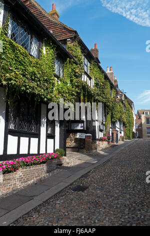 La famosa Sirenetta ciottoli Street nella segale, East Sussex, Inghilterra, con il graticcio Mermaid Inn Foto Stock