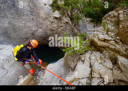 Canyoning nel piccolo torrente di Montbrun, Francia, Ventoux Foto Stock