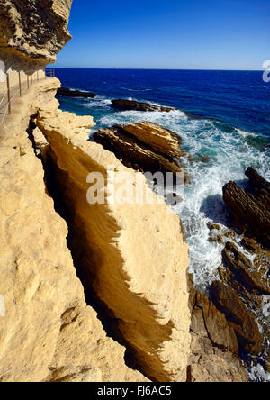 Il sentiero presso la ripida costa, il botton di "Scala del Re di Aragona', Francia, Corsica, Bonifacio Foto Stock