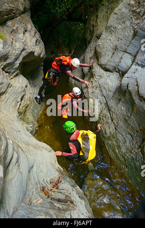 Tre persone arrampicata attraverso un canyon, Francia, Corsica, Bastia Foto Stock