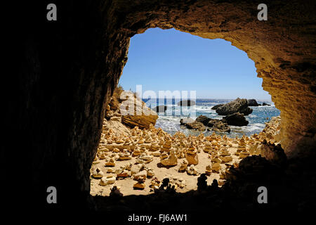 Grotta presso il botton di "Scala del Re di Aragona', Francia, Corsica, Bonifacio Foto Stock