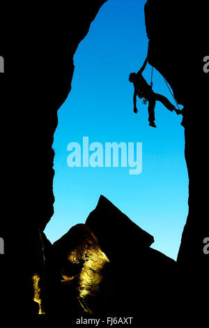 Donna arrampicata sulle rocce, un difficile percorso in Savoie, silhouette, Francia, Savoie Foto Stock