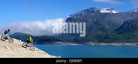 Mountain bike intorno al lago di Alp Lac du Mont Cenis, Francia, Savoie Foto Stock