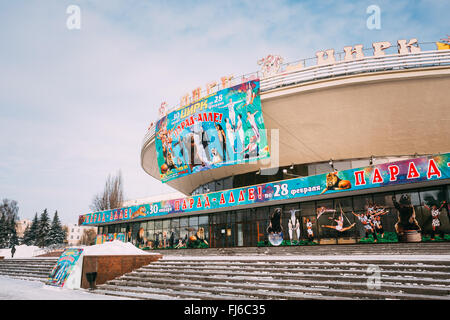 Gomel, Bielorussia - 23 Gennaio 2016: stato di Gomel Circus in inverno nevoso giorno. Stato di Gomel Circus è stato inaugurato il 2 dicembre 1972. Foto Stock