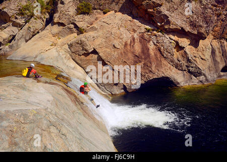 Canyoning nel canyon di Travo, Francia, Corsica, Alta Rocca Foto Stock
