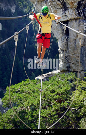 Scalatore su una fune, via ferrata chiamato Les Rois Mages, Francia, Savoie, Parco Nazionale della Vanoise, Aussois Foto Stock