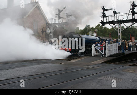 Tornado locomotiva a vapore in BR blue uscire Grosmont sulla stazione di North York Moors Railway, il brillamento vapore dalle tubazioni del cilindro Foto Stock