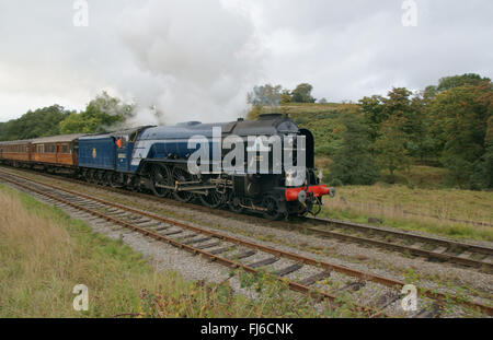 Tornado locomotiva a vapore in BR blu vicino a Goathland sulla stazione di North York Moors Railway Foto Stock